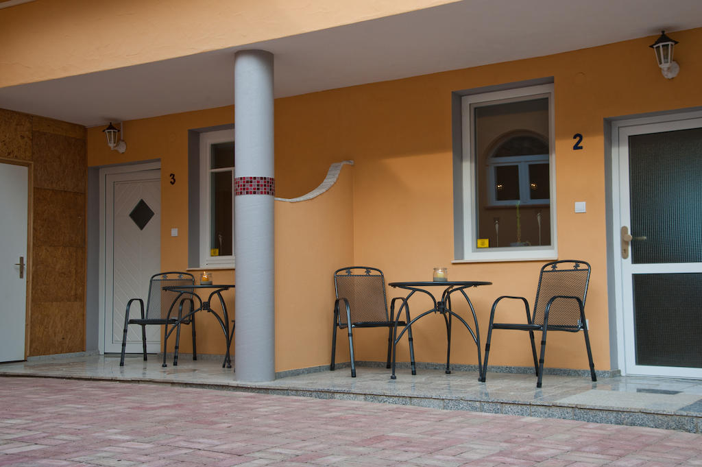Alt Baden Apartement Dunaszekcso Buitenkant foto